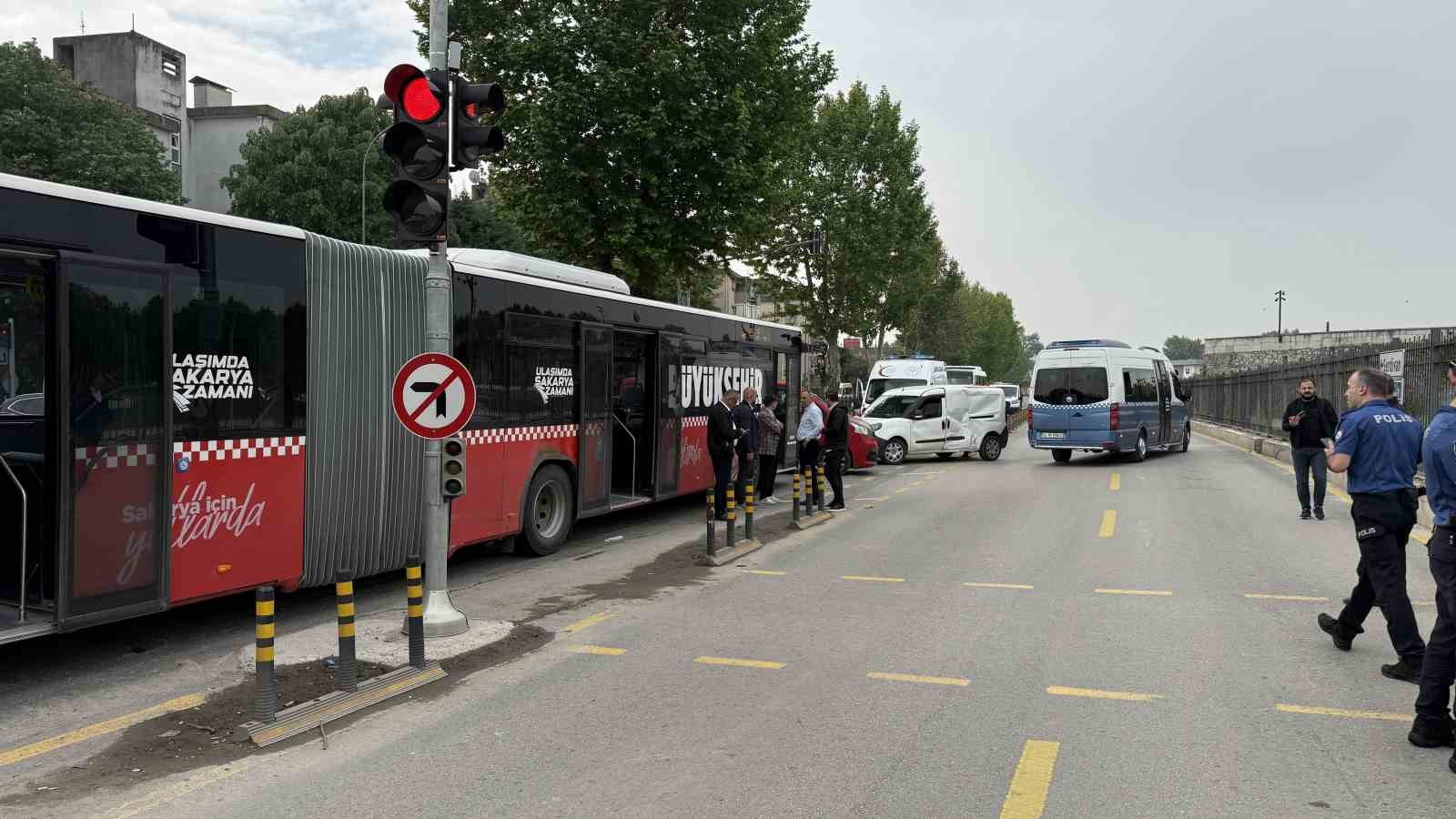 Yasak dönüş kazayı getirdi, metrobüsle hafif ticari araç çarpıştı: 13 yaralı 11 yasak donus kazayi getirdi metrobusle hafif ticari arac carpisti 13 yarali 7