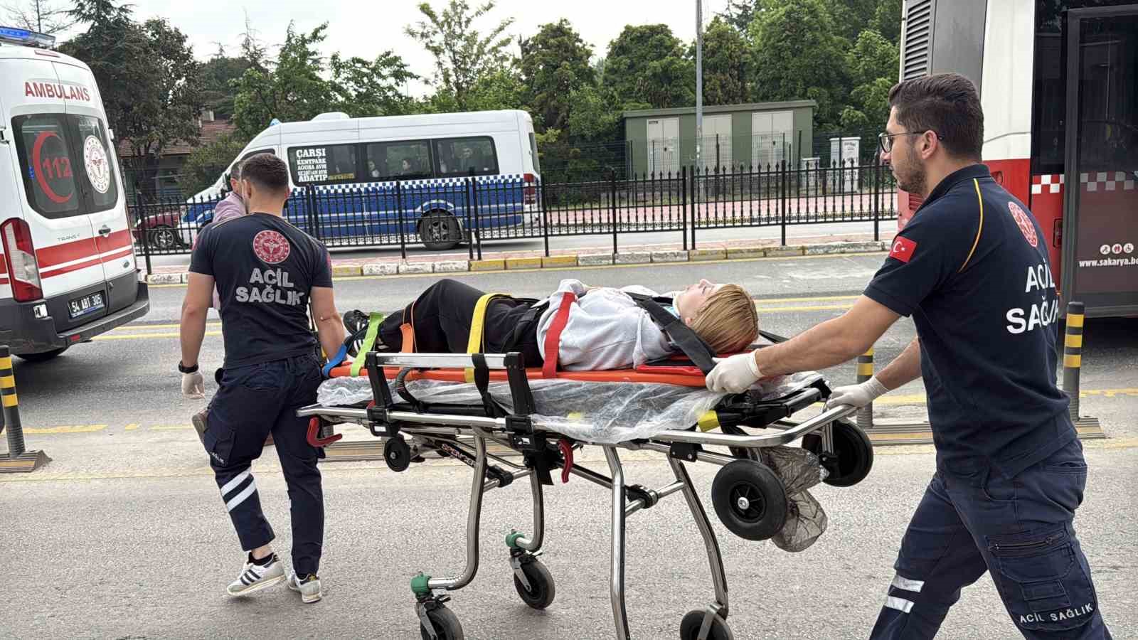 Yasak dönüş kazayı getirdi, metrobüsle hafif ticari araç çarpıştı: 13 yaralı 12 yasak donus kazayi getirdi metrobusle hafif ticari arac carpisti 13 yarali 8 pTpi1KLs