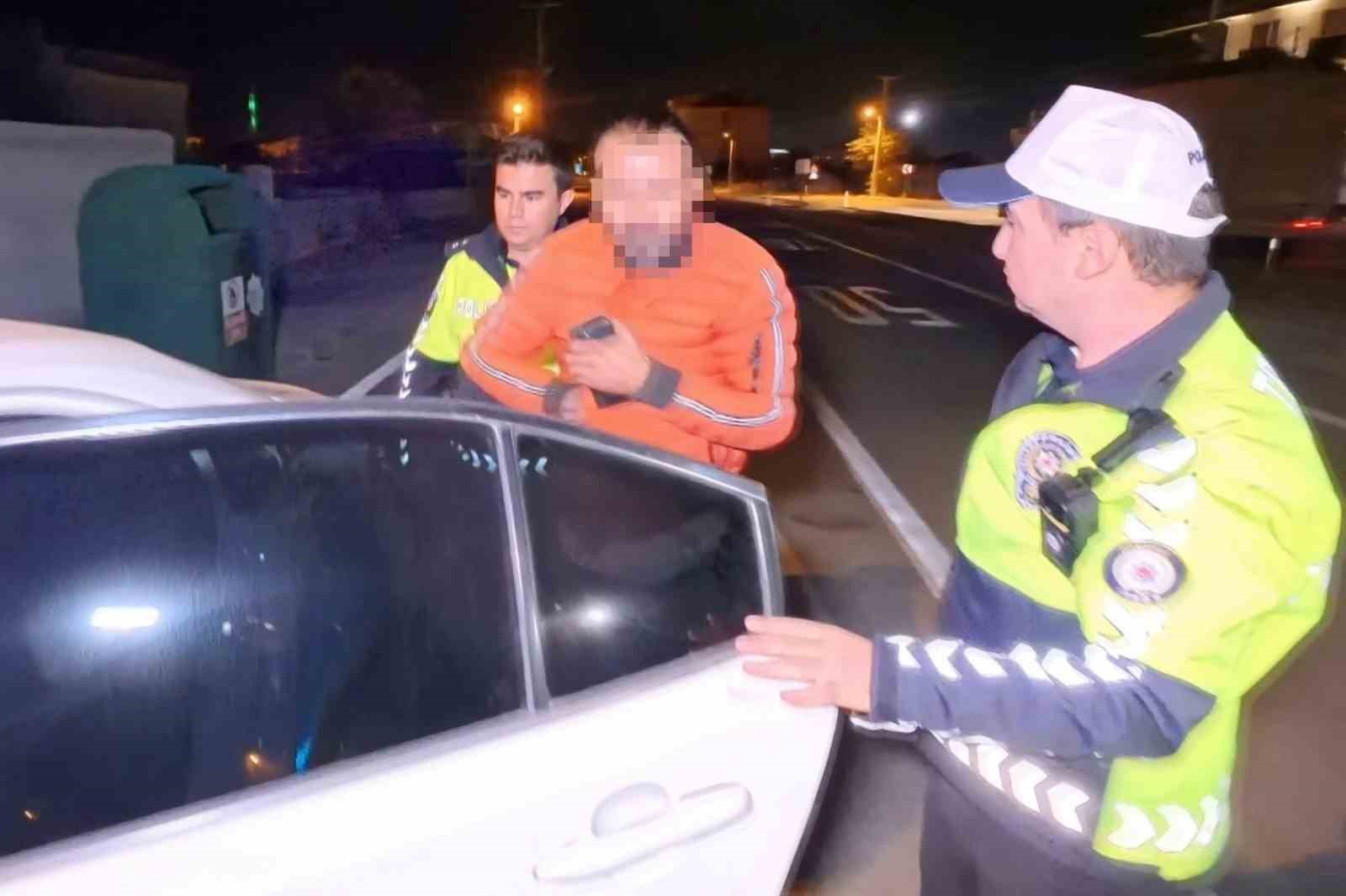 Yasal sınırın 8 kat üzerinde alkollü halde kaza yaptı, kahveye oturup çay içti 15 yasal sinirin 8 kat uzerinde alkollu halde kaza yapti kahveye oturup cay icti 11 4hyRr8eK