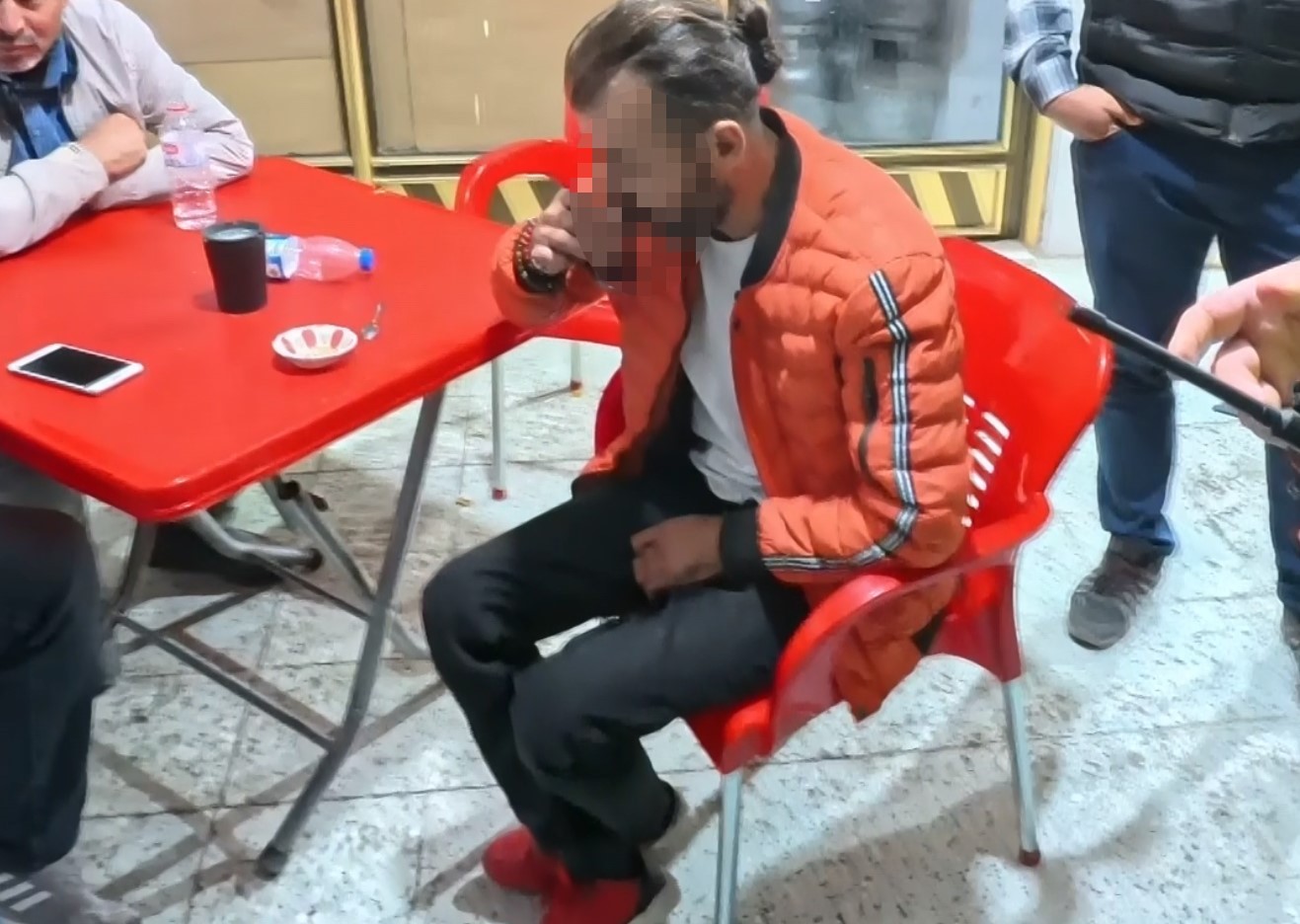 Yasal sınırın 8 kat üzerinde alkollü halde kaza yaptı, kahveye oturup çay içti 10 yasal sinirin 8 kat uzerinde alkollu halde kaza yapti kahveye oturup cay icti 6