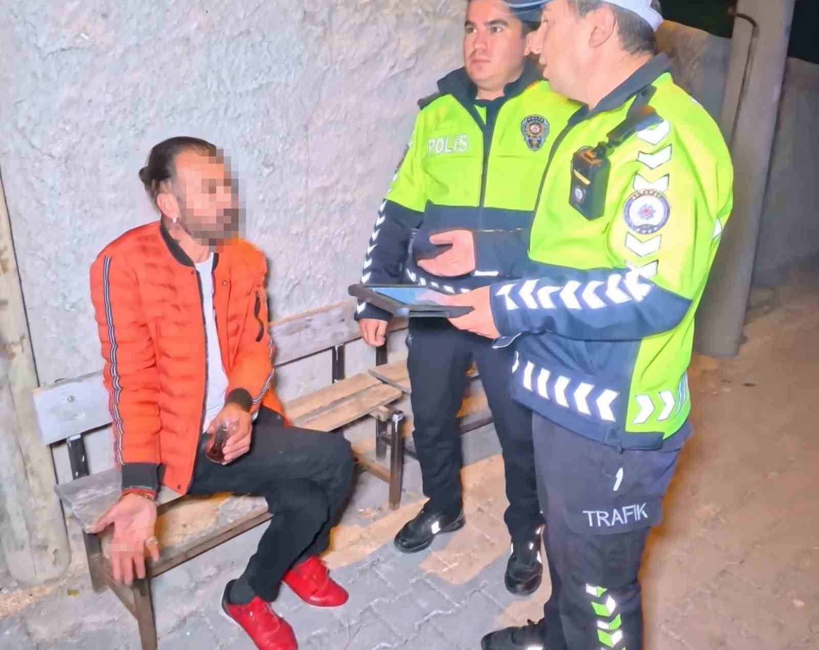 Yasal sınırın 8 kat üzerinde alkollü halde kaza yaptı, kahveye oturup çay içti 12 yasal sinirin 8 kat uzerinde alkollu halde kaza yapti kahveye oturup cay icti 8