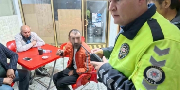 yasal-sinirin-8-kat-uzerinde-alkollu-halde-kaza-yapti-kahveye-oturup-cay-icti-OAFIzJd2.jpg