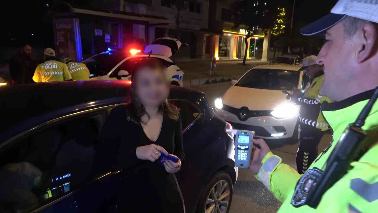 Yasal sınırın üstünde alkollü çıkan aday sürücünün ehliyeti iptal edildi, "Beni çekmeyin avukatım" diyerek kendini savundu 8 yasal sinirin ustunde alkollu cikan aday surucunun ehliyeti iptal edildi beni cekmeyin avukatim diyerek 9Fkuhfl6