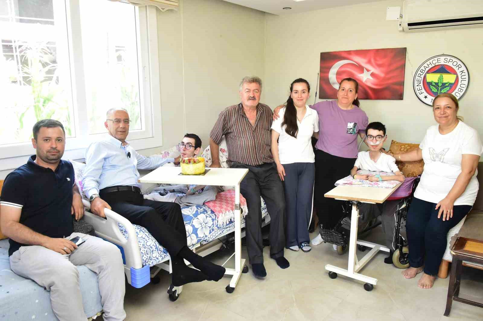 yasama sevincini kaybetmeyen kas hastasi genc 26 yasini kutladi 1 QOTJjVVa