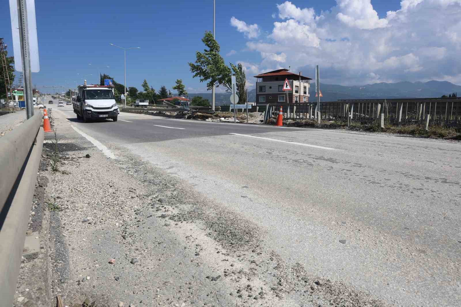 Yaşanan sel felaketinde yıkılarak 2 gence mezar olan Karaçay Köprüsü onarımı yapılarak trafiğe açıldı 10 yasanan sel felaketinde yikilarak 2 gence mezar olan karacay koprusu onarimi yapilarak trafige acildi EzsOhjLV