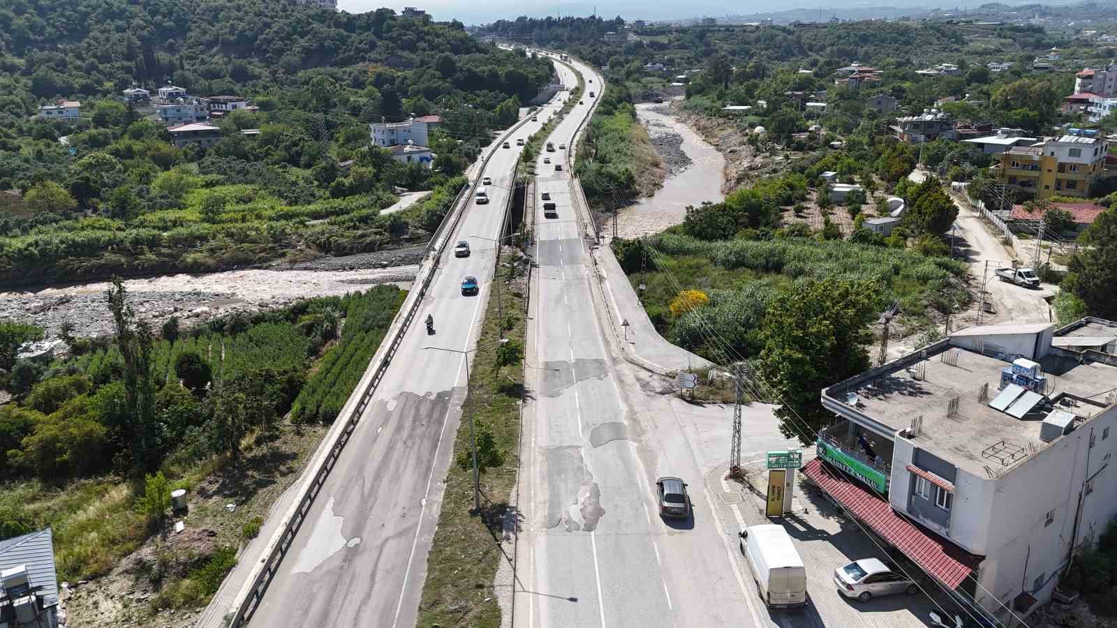 Yaşanan sel felaketinde yıkılarak 2 gence mezar olan Karaçay Köprüsü onarımı yapılarak trafiğe açıldı 4 yasanan sel felaketinde yikilarak 2 gence mezar olan karacay koprusu onarimi yapilarak trafige acildi VZhPy3eW