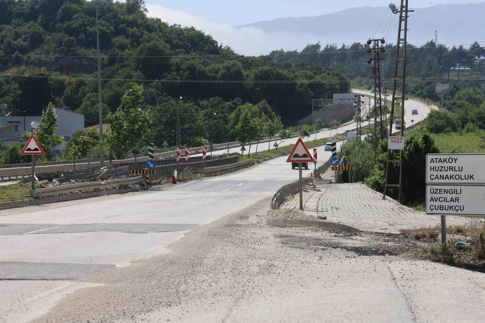 Yaşanan sel felaketinde yıkılarak 2 gence mezar olan Karaçay Köprüsü onarımı yapılarak trafiğe açıldı 9 yasanan sel felaketinde yikilarak 2 gence mezar olan karacay koprusu onarimi yapilarak trafige acildi srcGbazP