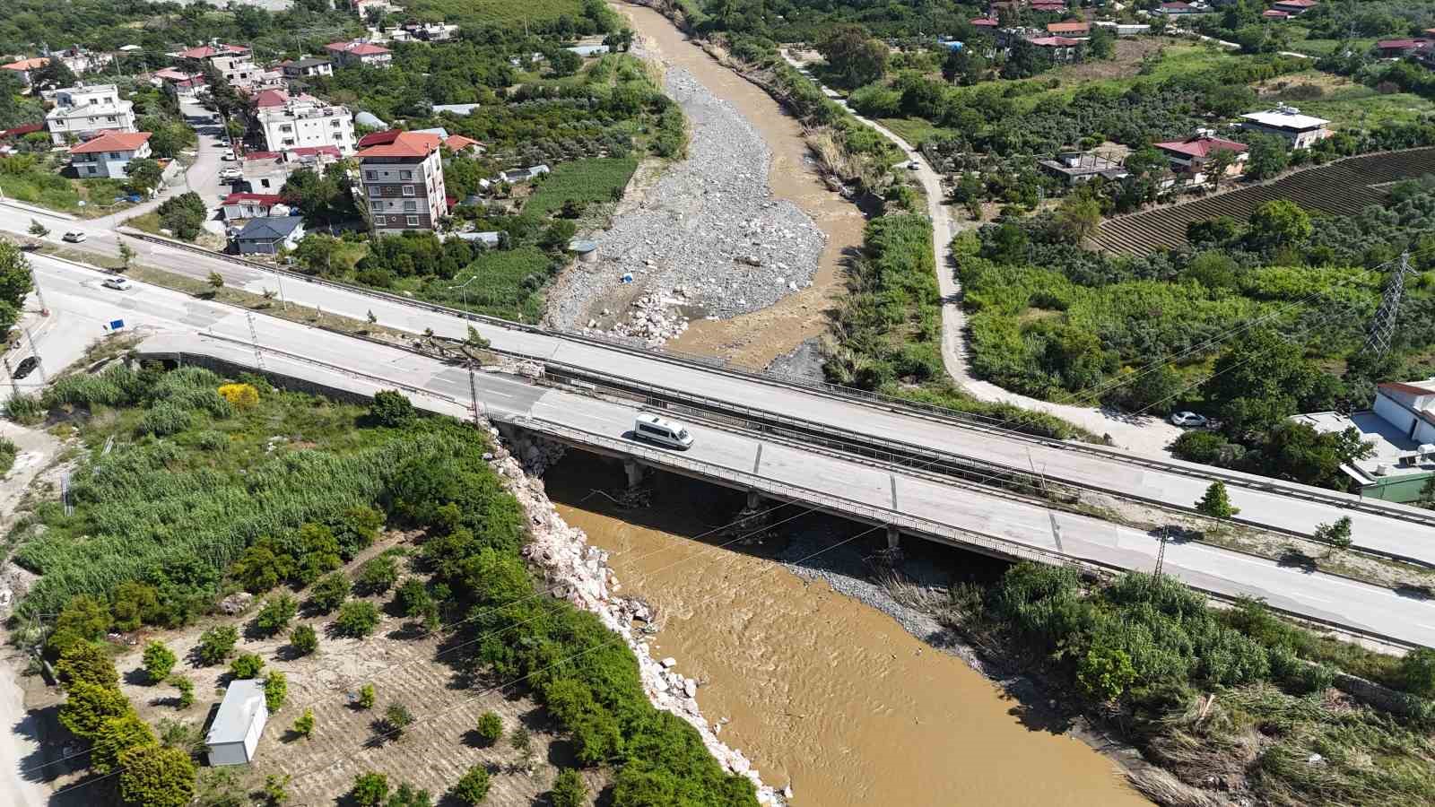 Yaşanan sel felaketinde yıkılarak 2 gence mezar olan Karaçay Köprüsü onarımı yapılarak trafiğe açıldı 5 yasanan sel felaketinde yikilarak 2 gence mezar olan karacay koprusu onarimi yapilarak trafige acildi zJn3P3yd