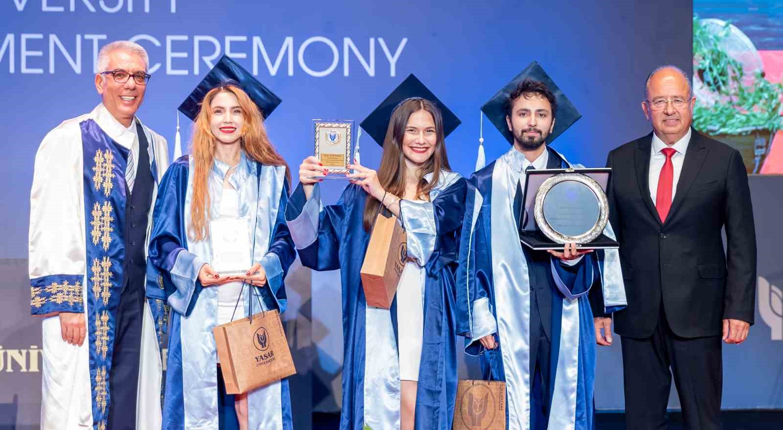yasar universitesinde mezuniyet coskusu 1 clDkD6OF