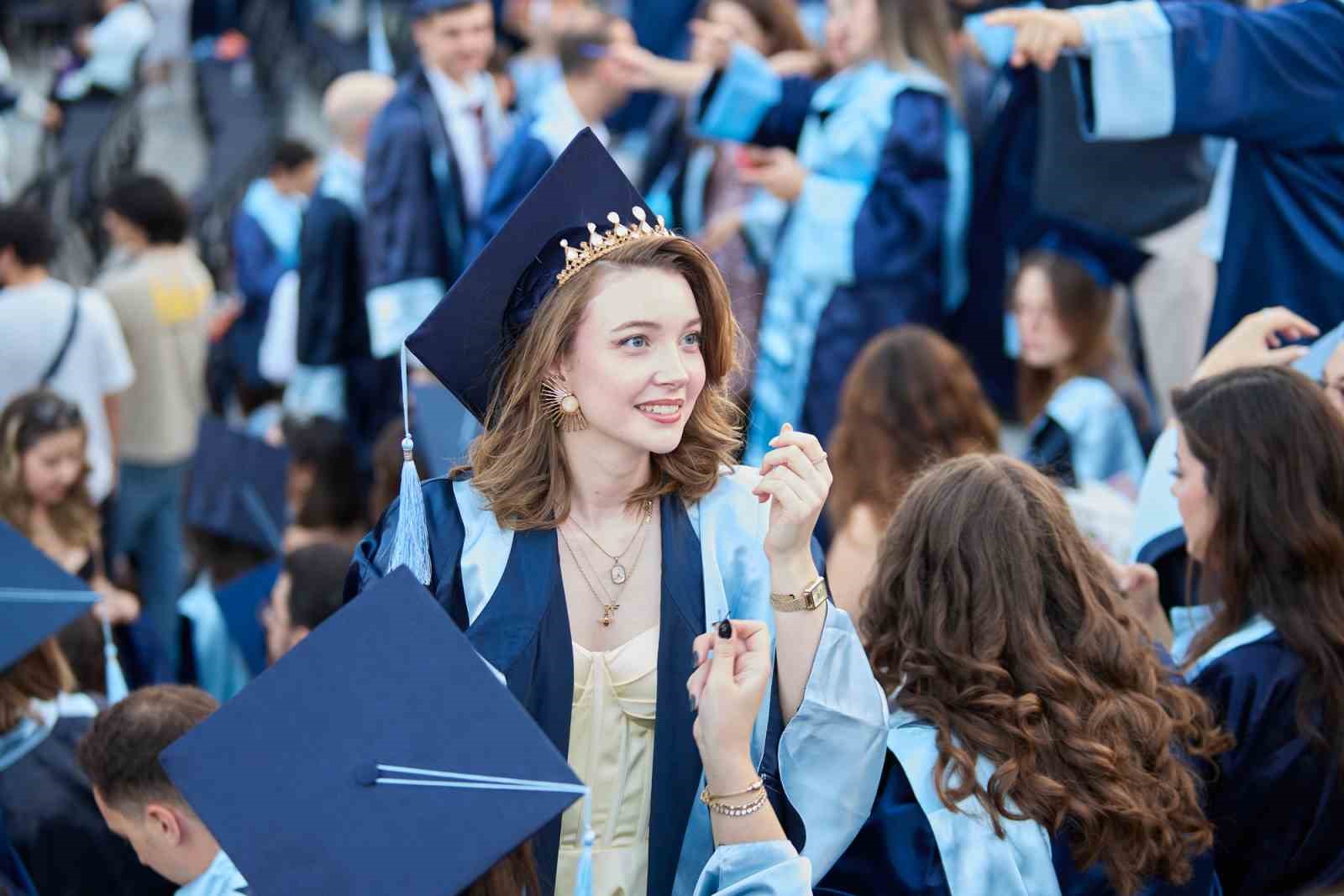 yasar universitesinde mezuniyet coskusu 2