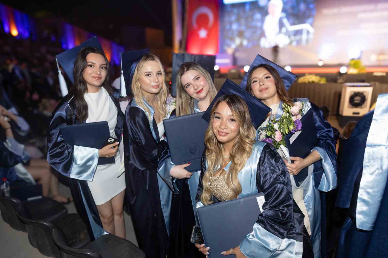 yasar universitesinde mezuniyet coskusu 3 hGQTRMwy