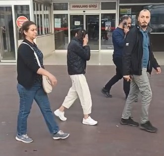 Yaşından büyük cezası olan kadın hırsız kameraları görünce yüzünü gizlemeye çalıştı 4 yasindan buyuk cezasi olan kadin hirsiz kameralari gorunce yuzunu gizlemeye calisti 0 TJeNRFbL