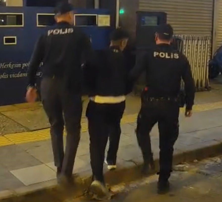 Yaşının 3 katı hapis cezasıyla aranan çocuk, yakalandı 4 yasinin 3 kati hapis cezasiyla aranan cocuk yakalandi 0 heZtGA4g