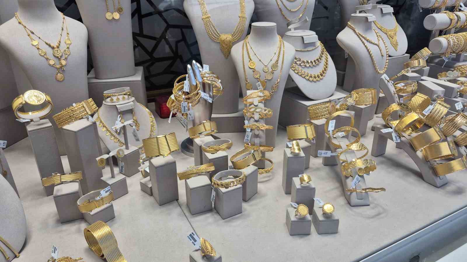 Yaşlı adam 1 milyon TL dolandırılmaktan son anda kurtarıldı 5 yasli adam 1 milyon tl dolandirilmaktan son anda kurtarildi 1