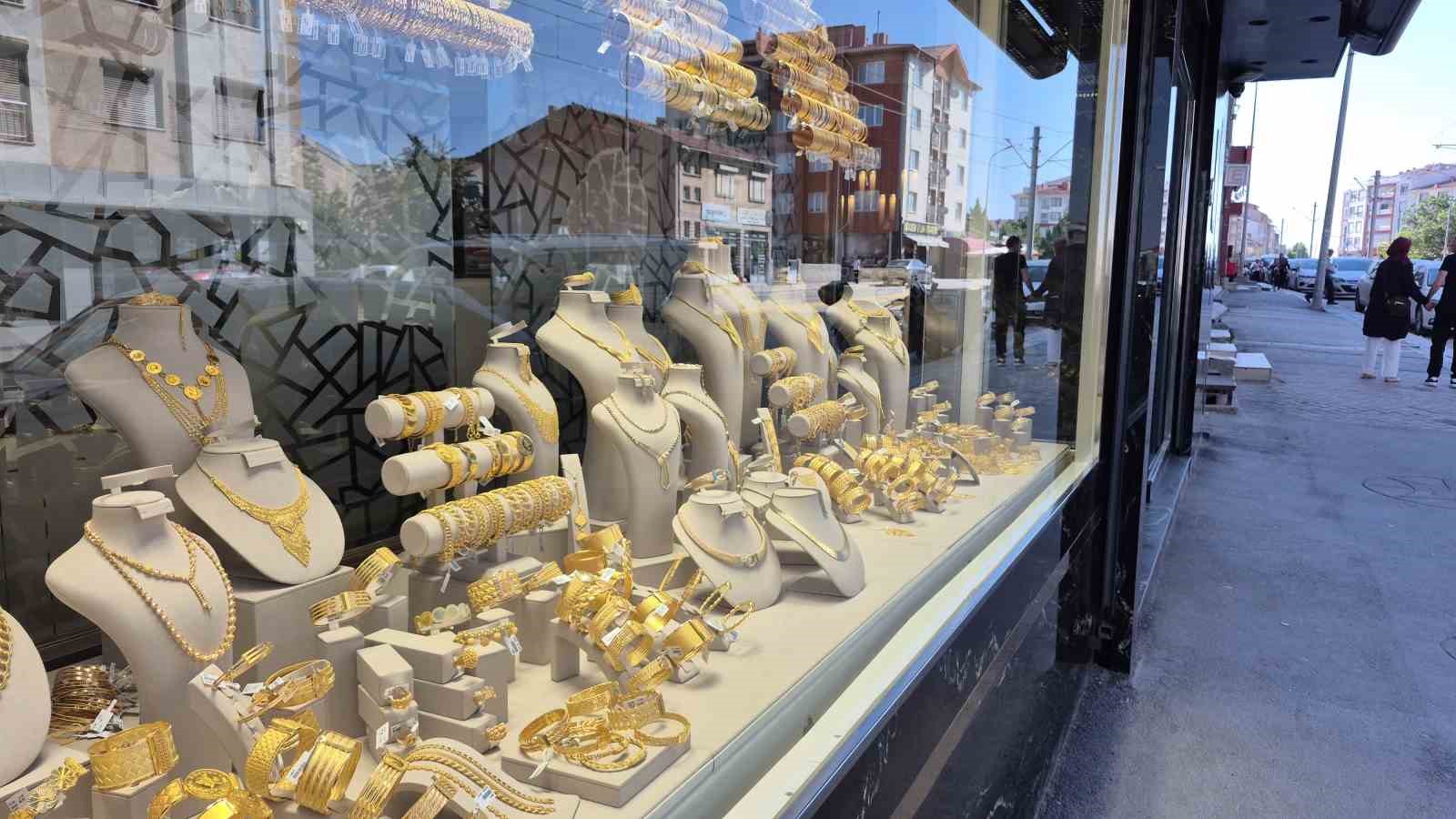 Yaşlı adam 1 milyon TL dolandırılmaktan son anda kurtarıldı 6 yasli adam 1 milyon tl dolandirilmaktan son anda kurtarildi 2 pZR3uwh4