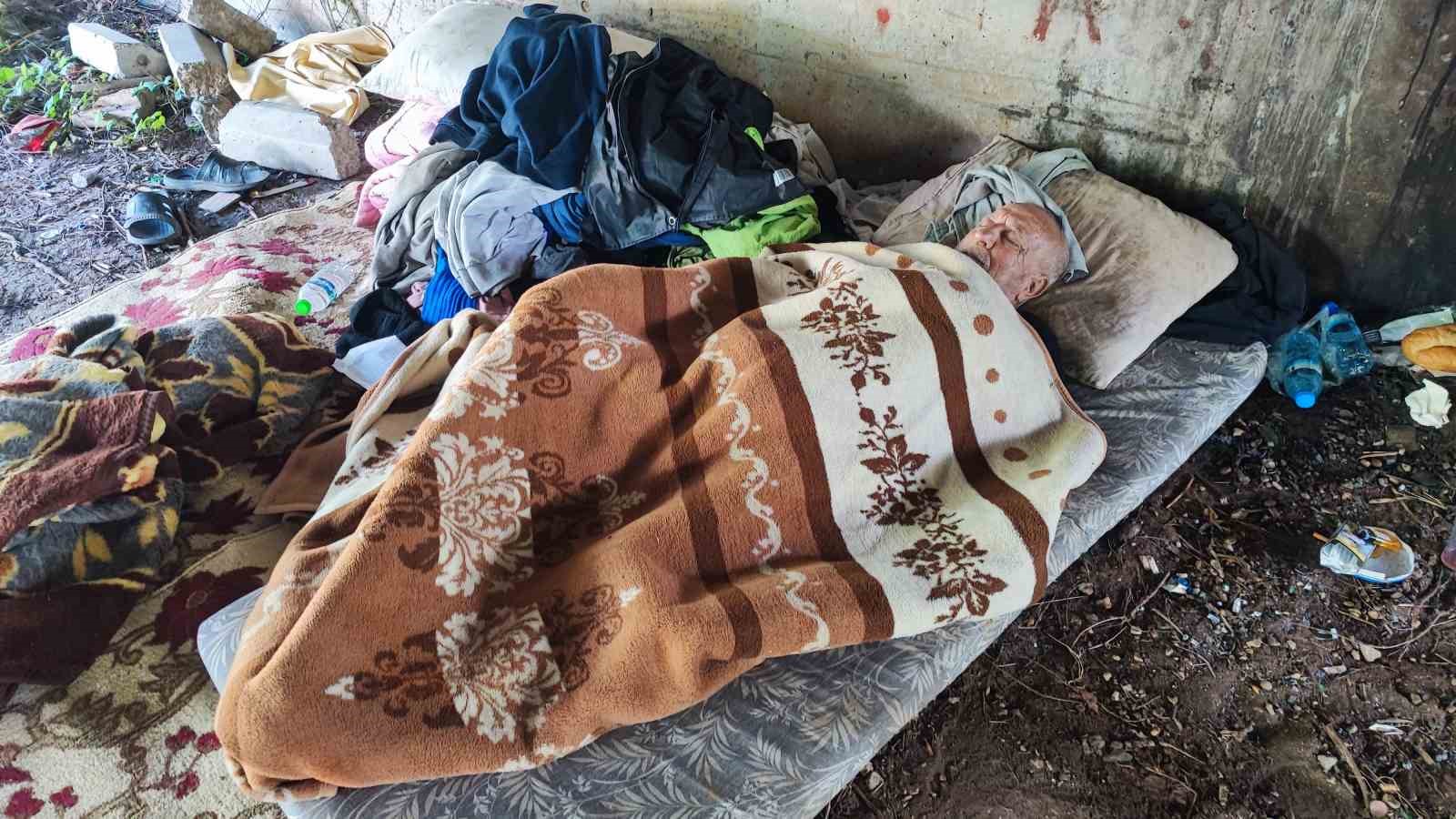 yasli adam metro koprusu altinda hayat mucadelesi veriyor 0