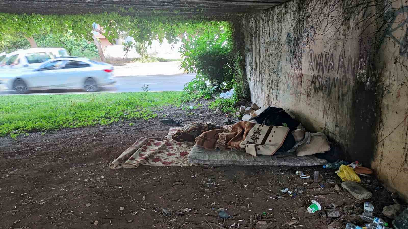 yasli adam metro koprusu altinda hayat mucadelesi veriyor 1 Ny9WqPvi