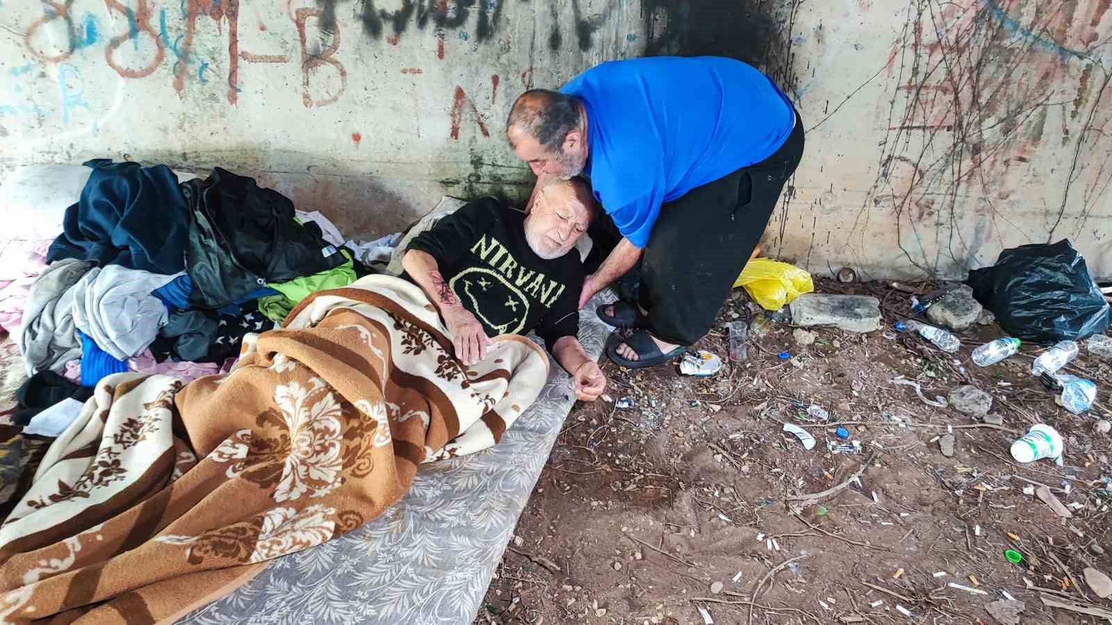 yasli adam metro koprusu altinda hayat mucadelesi veriyor 3