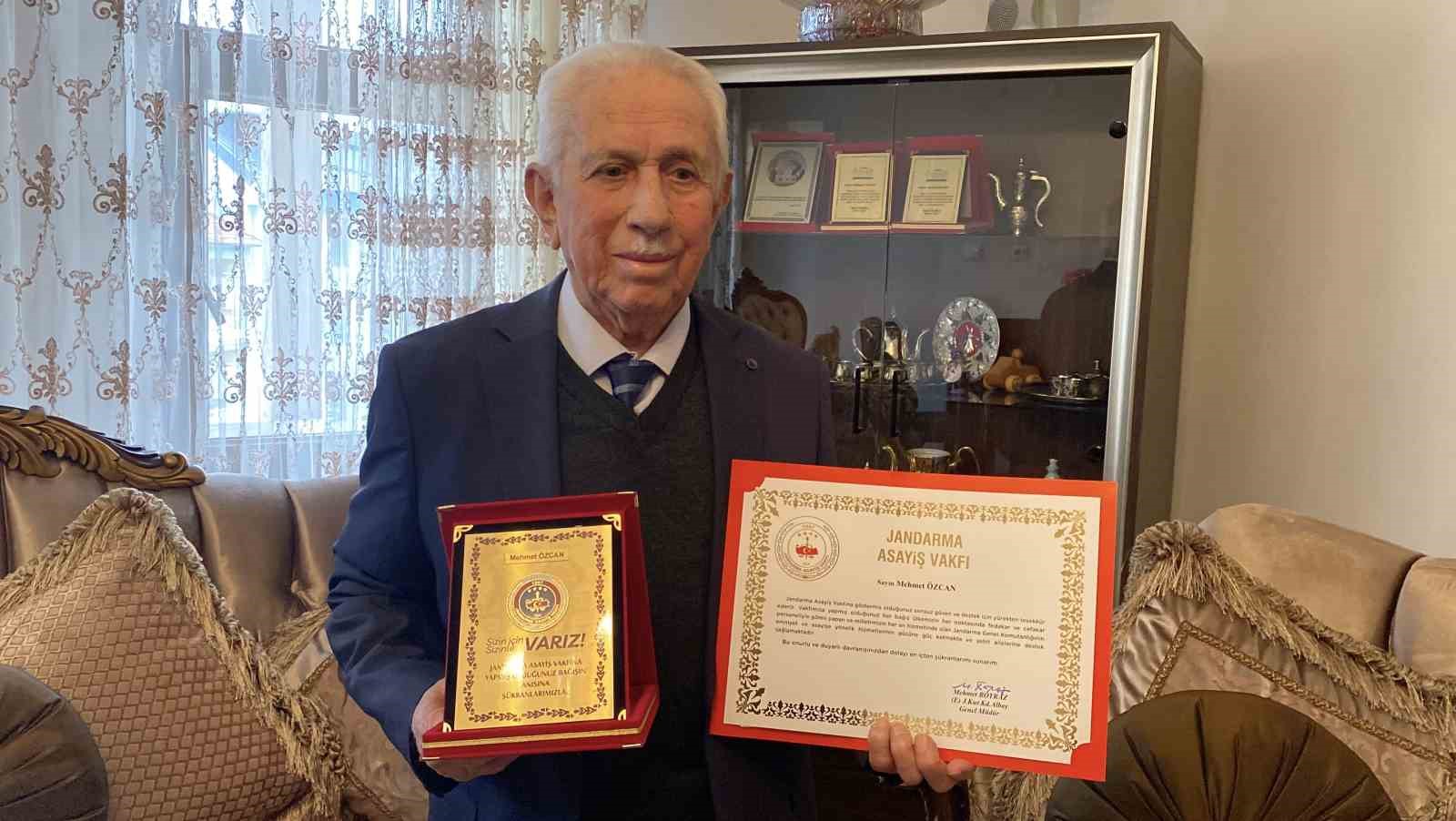 yasli adam son birikimi olan 10 cumhuriyet altinini jandarmaya bagisladi 0 k4thANYg