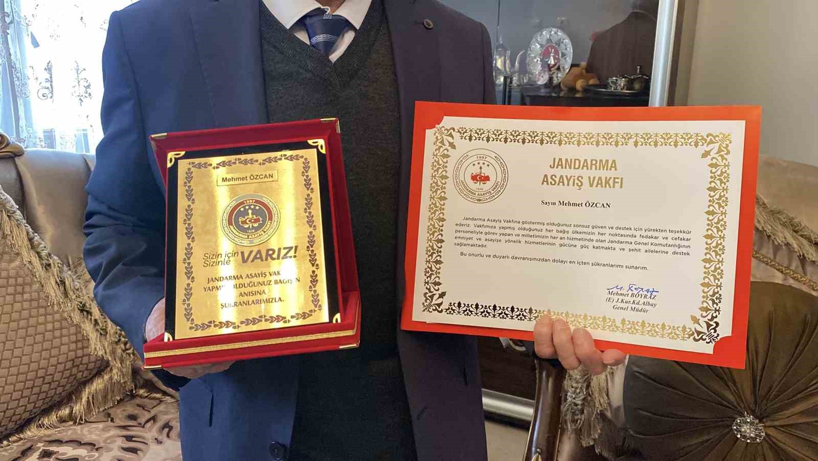 yasli adam son birikimi olan 10 cumhuriyet altinini jandarmaya bagisladi 1 XEVMEX7e