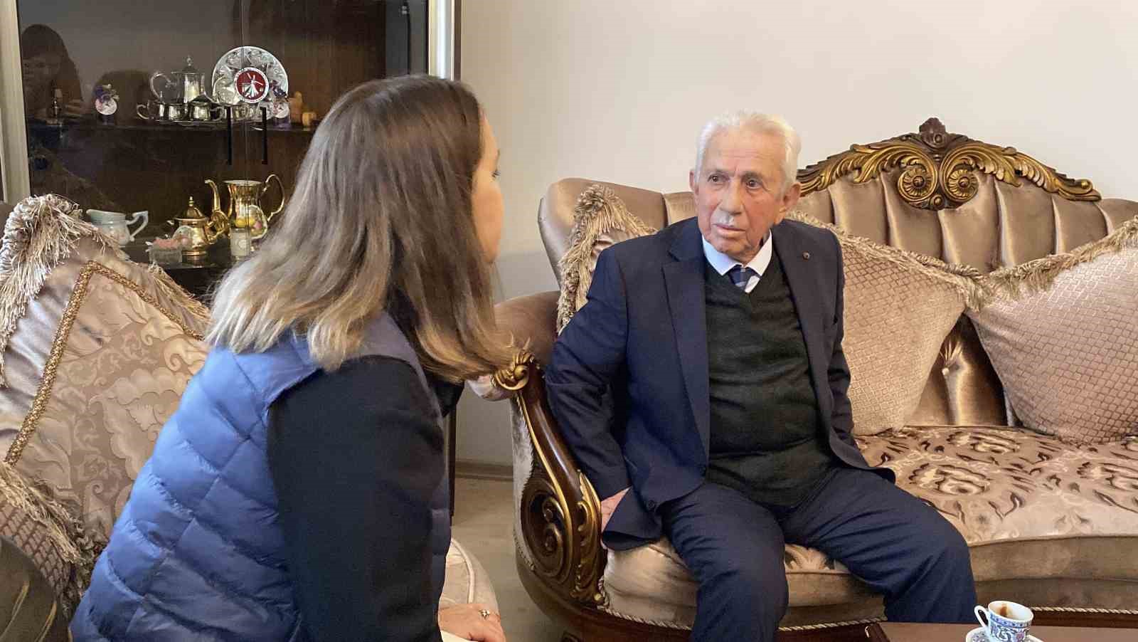 yasli adam son birikimi olan 10 cumhuriyet altinini jandarmaya bagisladi 2