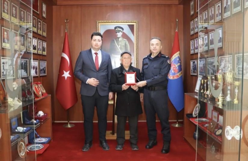 yasli adam son birikimi olan 10 cumhuriyet altinini jandarmaya bagisladi 3 6ARAqBBJ