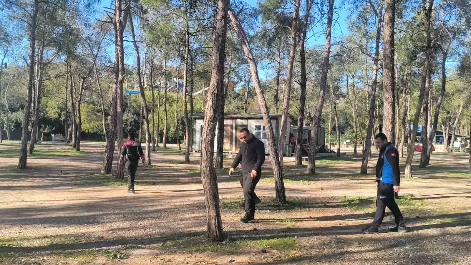yasli adami neden selam almiyorsun diyerek bacagindan bicakladilar 4 S8sBzZIp