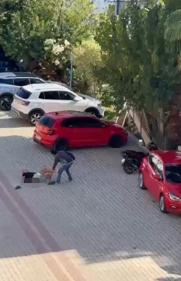 yasli adami sokak ortasinda defalarca bicaklayip oldurdu o anlar kamerada 0 EGlQg1sM