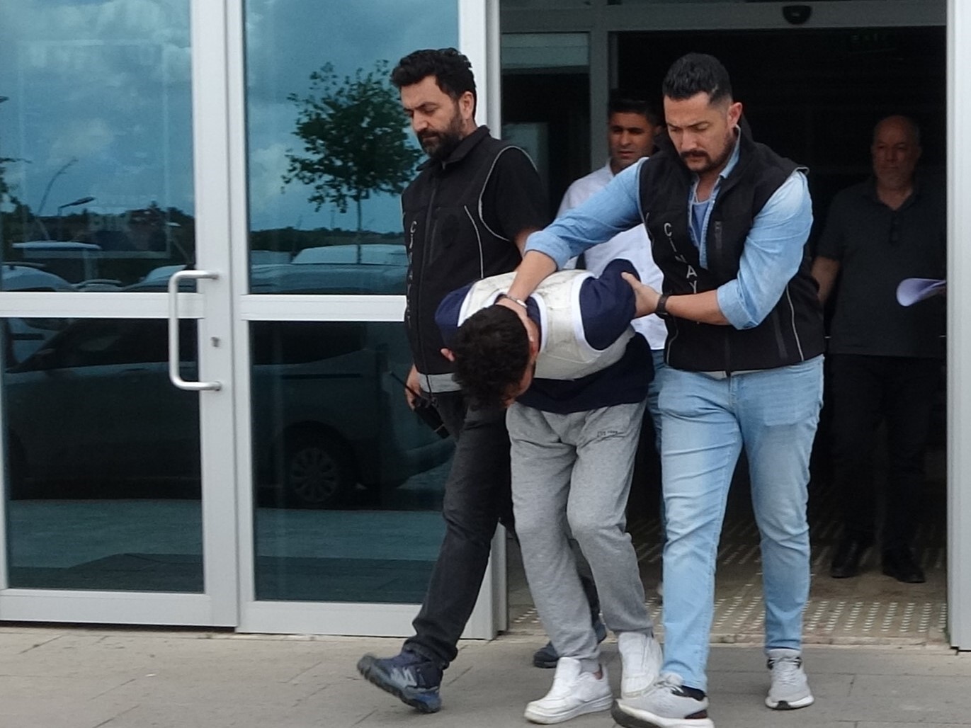 yasli adami tarlada bicaklayarak olduren supheli tutuklandi 1 zy25n3wG