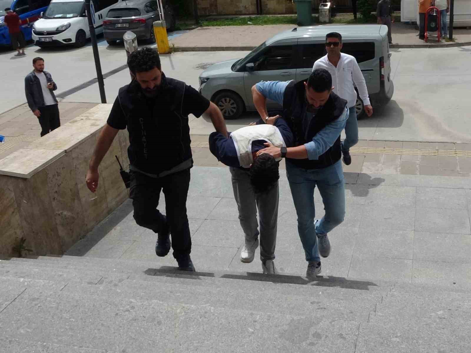 yasli adami tarlada bicaklayarak olduren supheli tutuklandi 3 Vniq46kb