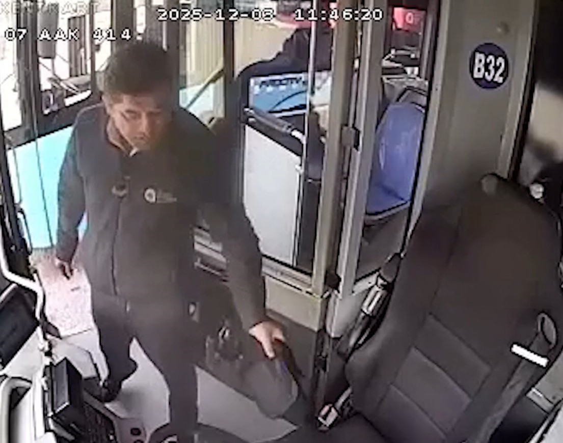 Yaşlı adamın otobüste unuttuğu içinde 4 bin euro olan çantanın başında adeta nöbet tuttu 13 yasli adamin otobuste unuttugu icinde 4 bin euro olan cantanin basinda adeta nobet tuttu 4wFMqTrK