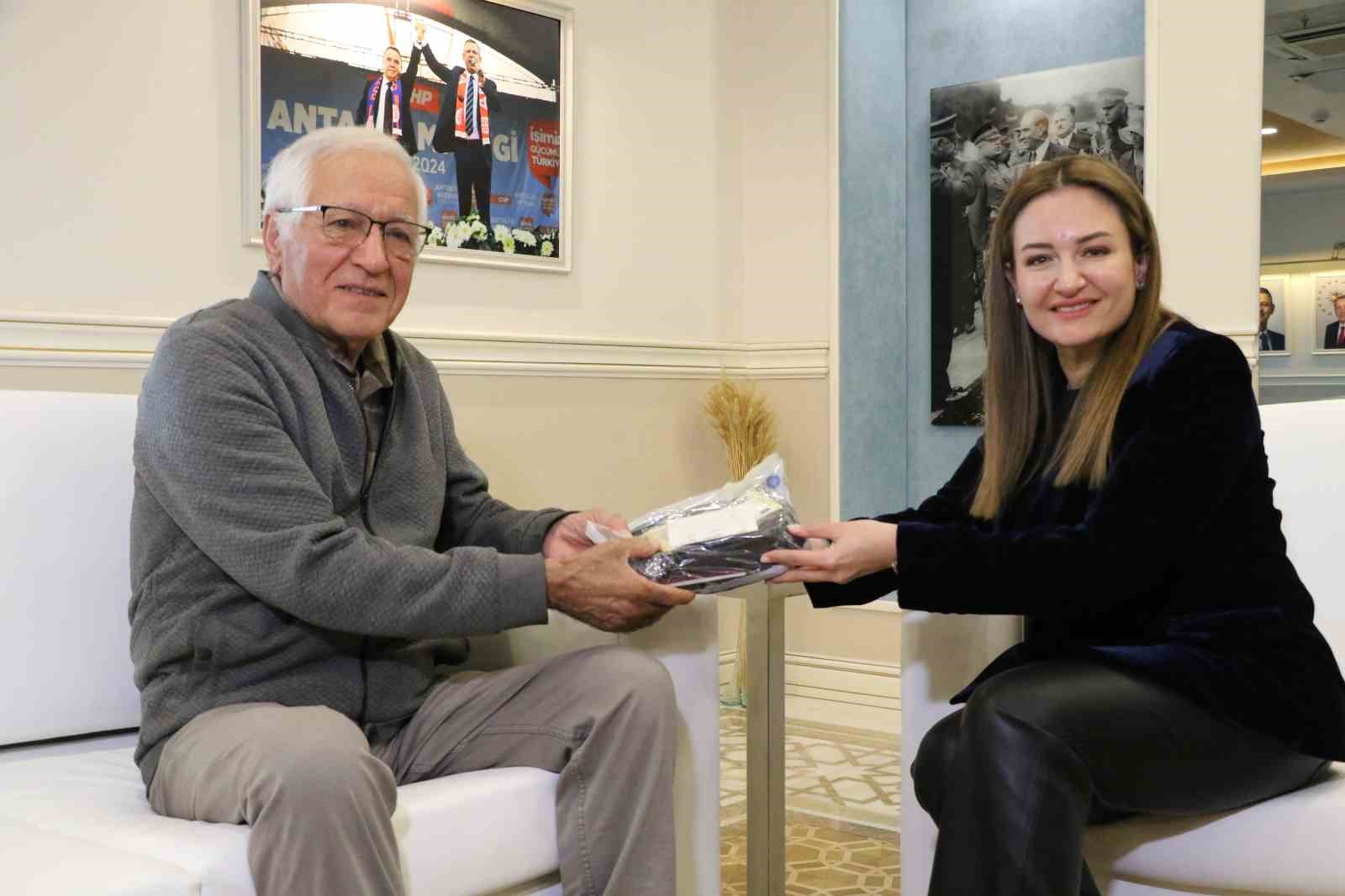 Yaşlı adamın otobüste unuttuğu içinde 4 bin euro olan çantanın başında adeta nöbet tuttu 6 yasli adamin otobuste unuttugu icinde 4 bin euro olan cantanin basinda adeta nobet tuttu mSCHZjKT