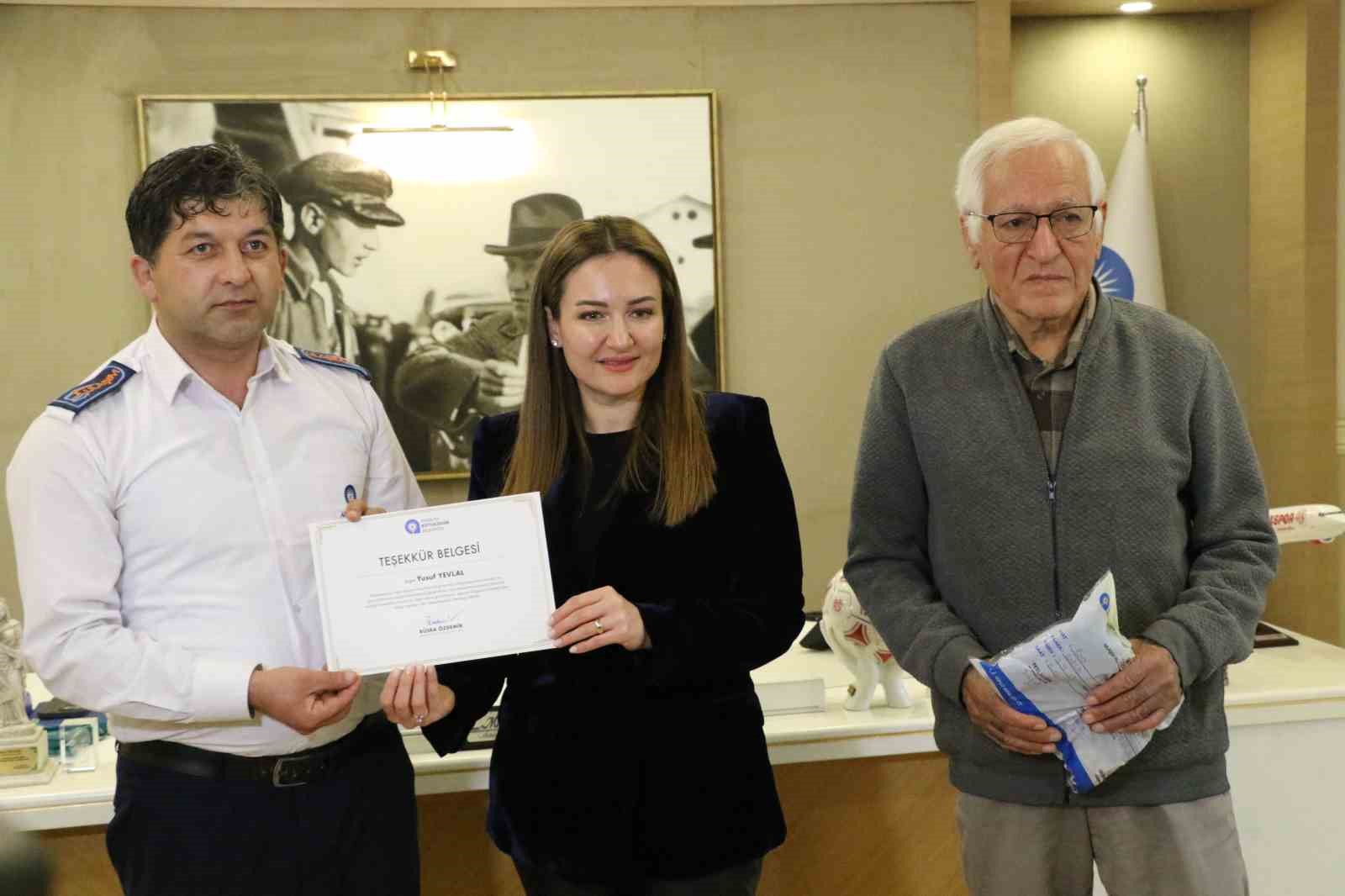 Yaşlı adamın otobüste unuttuğu içinde 4 bin euro olan çantanın başında adeta nöbet tuttu 5 yasli adamin otobuste unuttugu icinde 4 bin euro olan cantanin basinda adeta nobet tuttu tGGn2Wvn