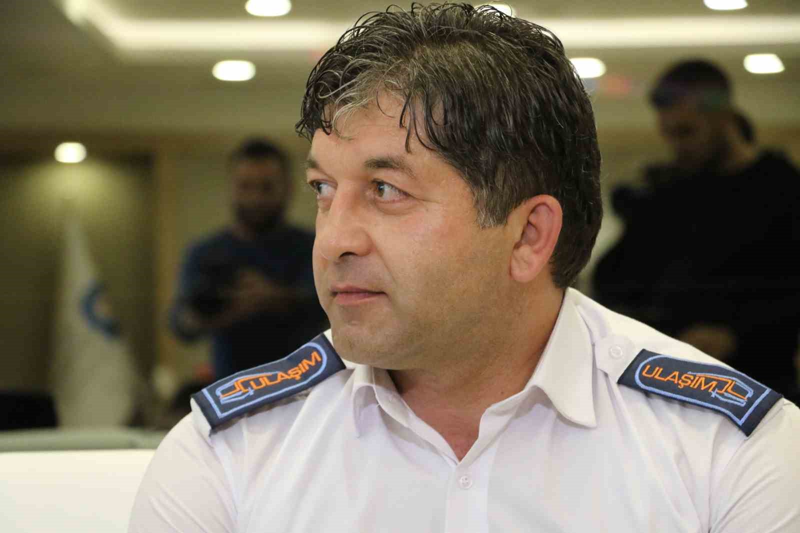 Yaşlı adamın otobüste unuttuğu içinde 4 bin euro olan çantanın başında adeta nöbet tuttu 12 yasli adamin otobuste unuttugu icinde 4 bin euro olan cantanin basinda adeta nobet tuttu yQs1T3gP