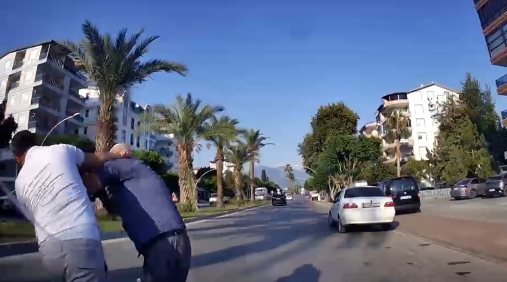 yasli adamin yere dustugu yumruklu trafik kavgasinin yeni goruntuleri ortaya cikti 0 mGZS2SJa
