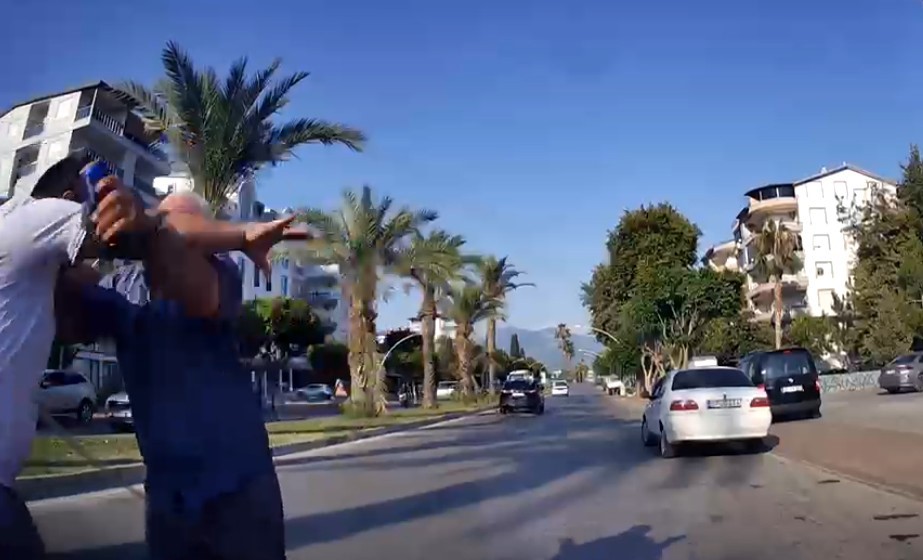 yasli adamin yere dustugu yumruklu trafik kavgasinin yeni goruntuleri ortaya cikti 1 ew4g8BpV
