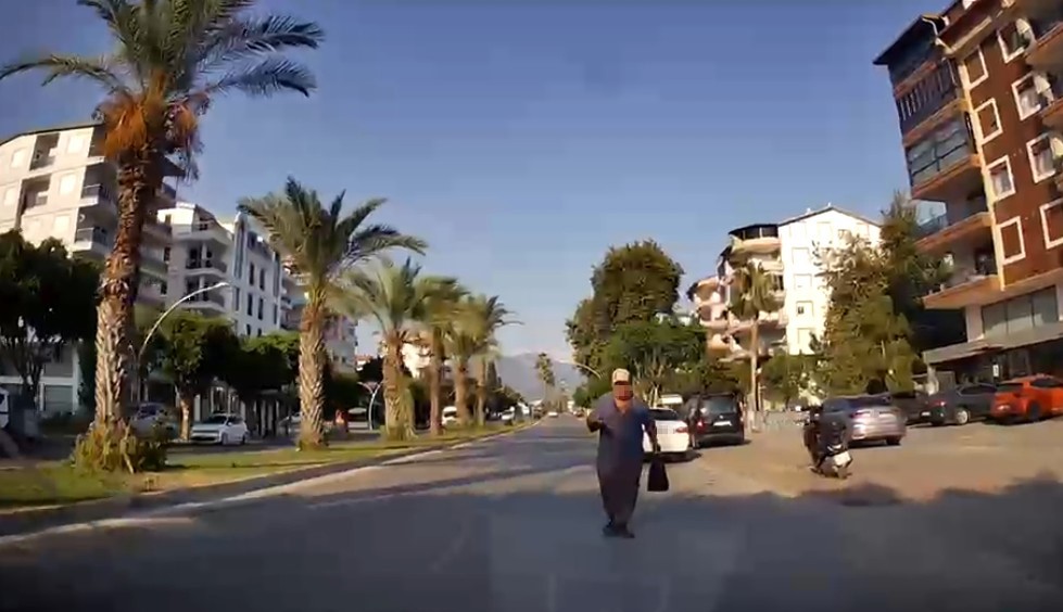 yasli adamin yere dustugu yumruklu trafik kavgasinin yeni goruntuleri ortaya cikti 3 wvdfpeIE