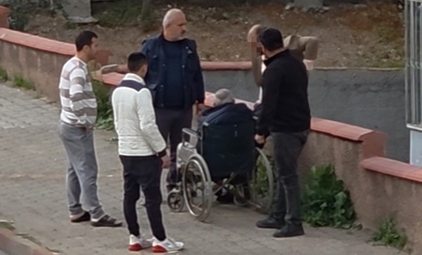 yasli babasina sert cikan sahis yanlis anlasilinca darp edildi 0 O5Zbg4Xb