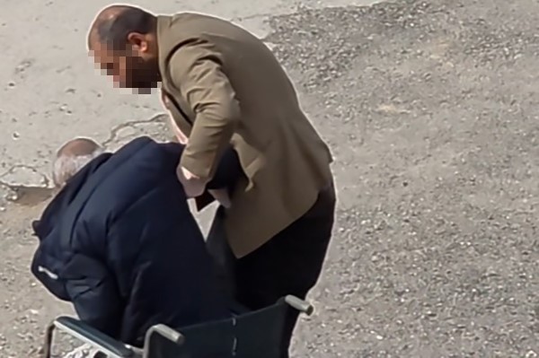 yasli babasina sert cikan sahis yanlis anlasilinca darp edildi 2 d3S4TrCn