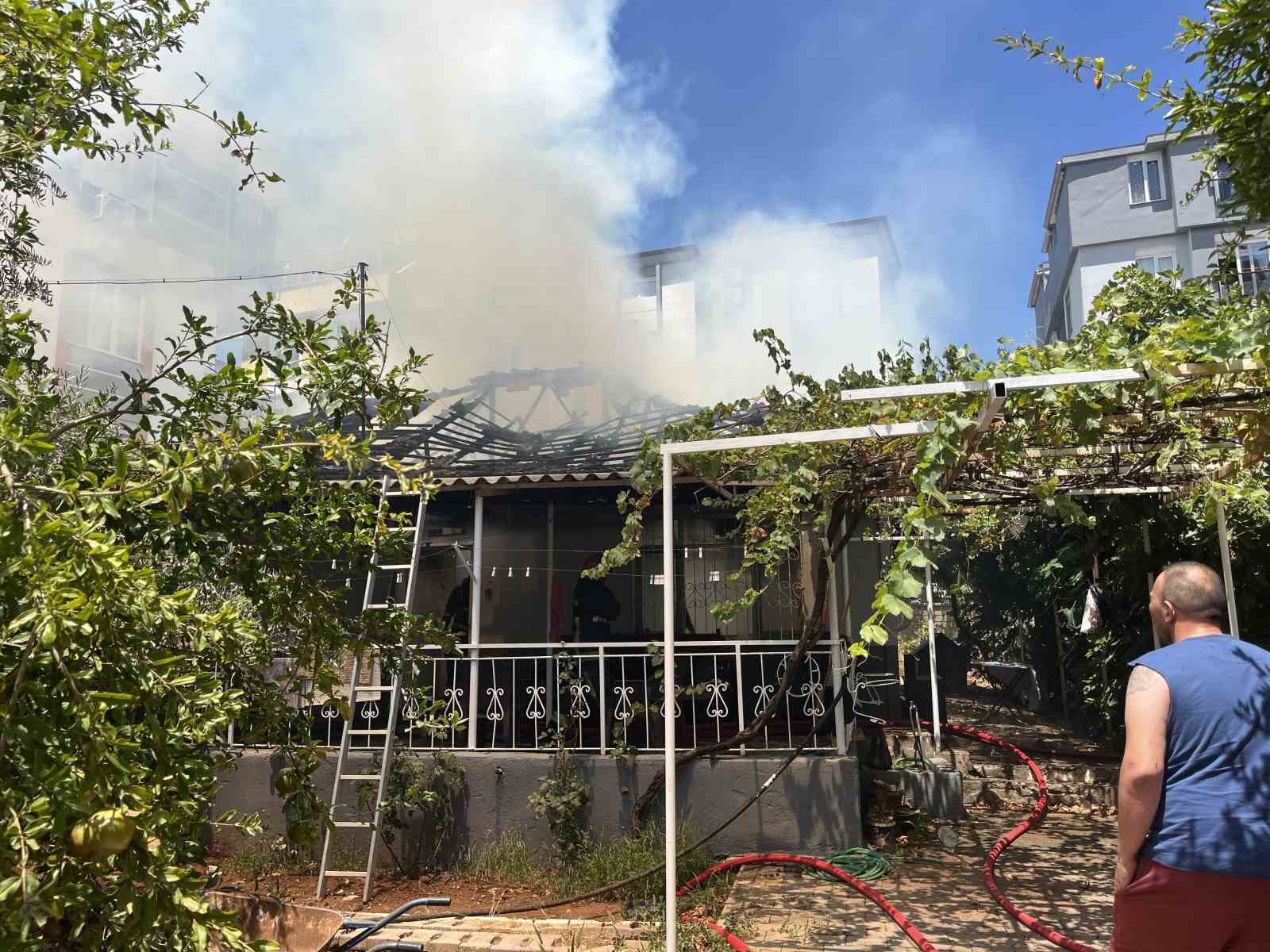 Yaşlı çift alevlerin sardığı evden komşuların uyarısıyla çıktı 4 yasli cift alevlerin sardigi evden komsularin uyarisiyla cikti 0 K1acraHz