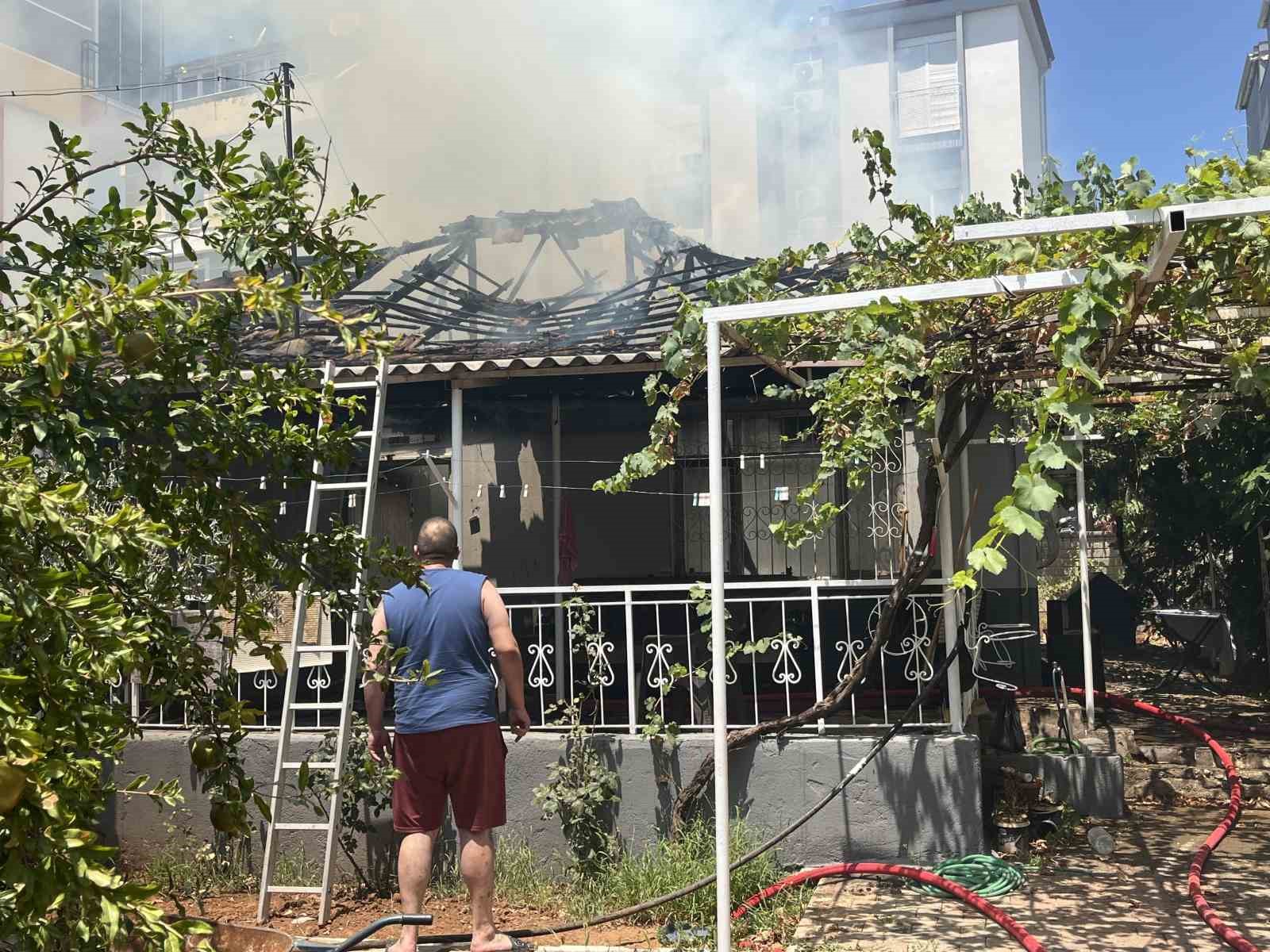 Yaşlı çift alevlerin sardığı evden komşuların uyarısıyla çıktı 5 yasli cift alevlerin sardigi evden komsularin uyarisiyla cikti 1 qGzkJq5T