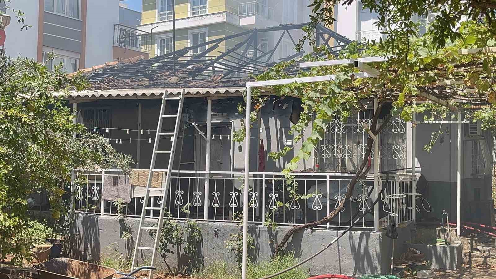 Yaşlı çift alevlerin sardığı evden komşuların uyarısıyla çıktı 6 yasli cift alevlerin sardigi evden komsularin uyarisiyla cikti 2 jrHgZOh6