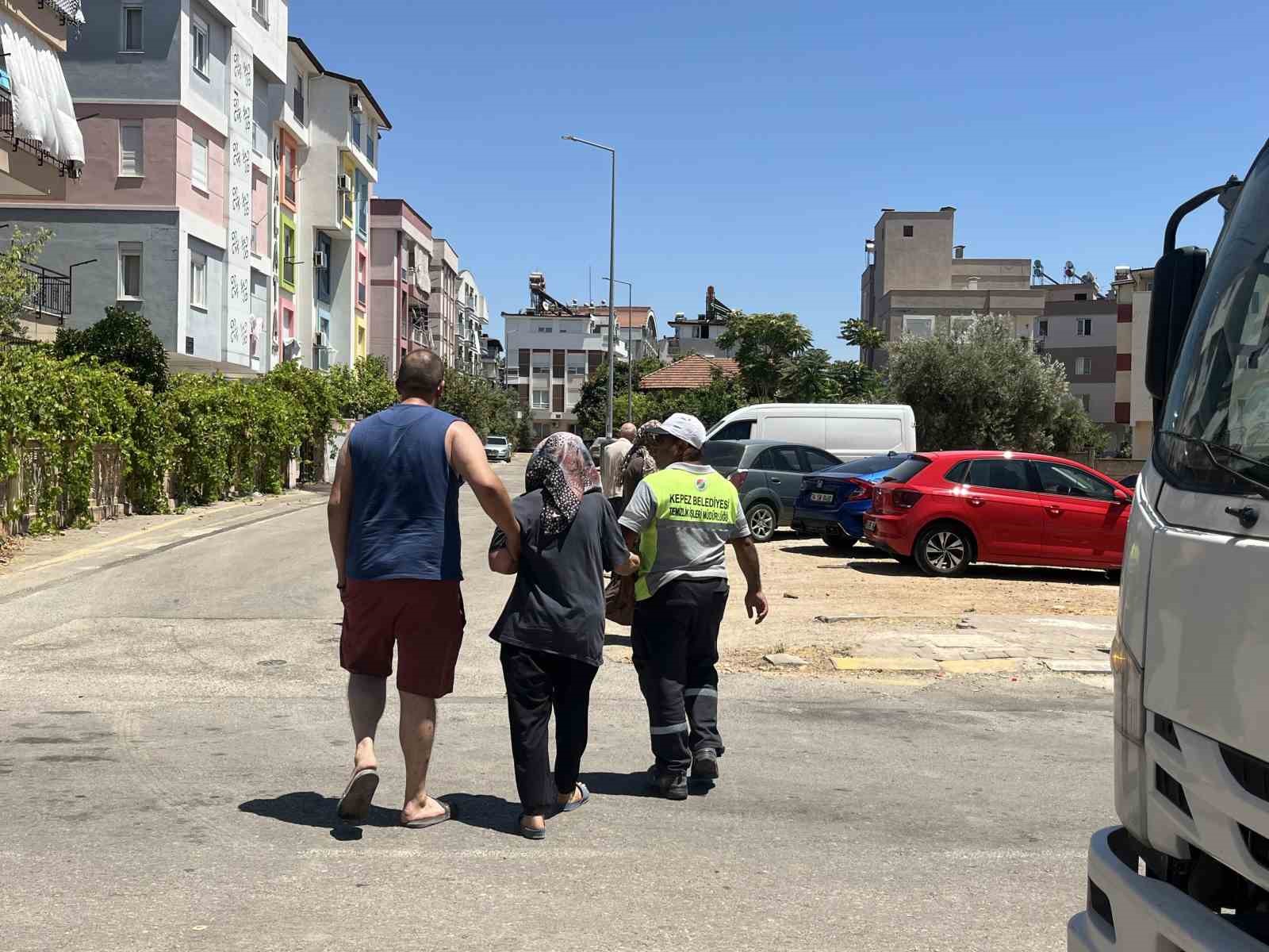 Yaşlı çift alevlerin sardığı evden komşuların uyarısıyla çıktı 10 yasli cift alevlerin sardigi evden komsularin uyarisiyla cikti 6