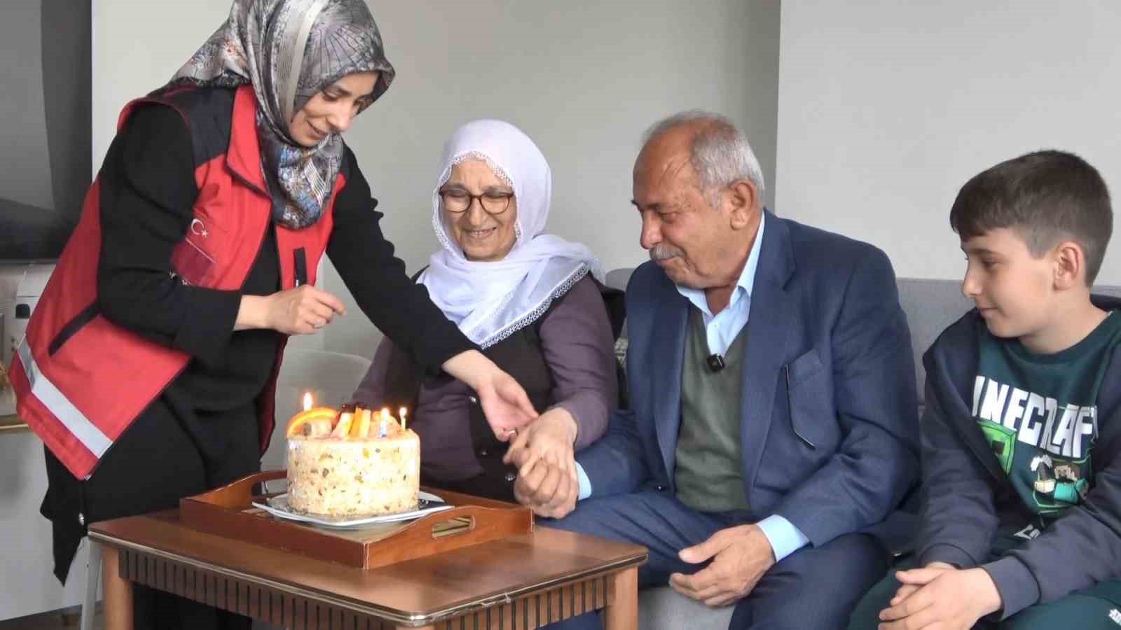 yasli cift cocuklarin getirdigi pasta ile yaslilar haftasini kutladi 0 D8HfHU81