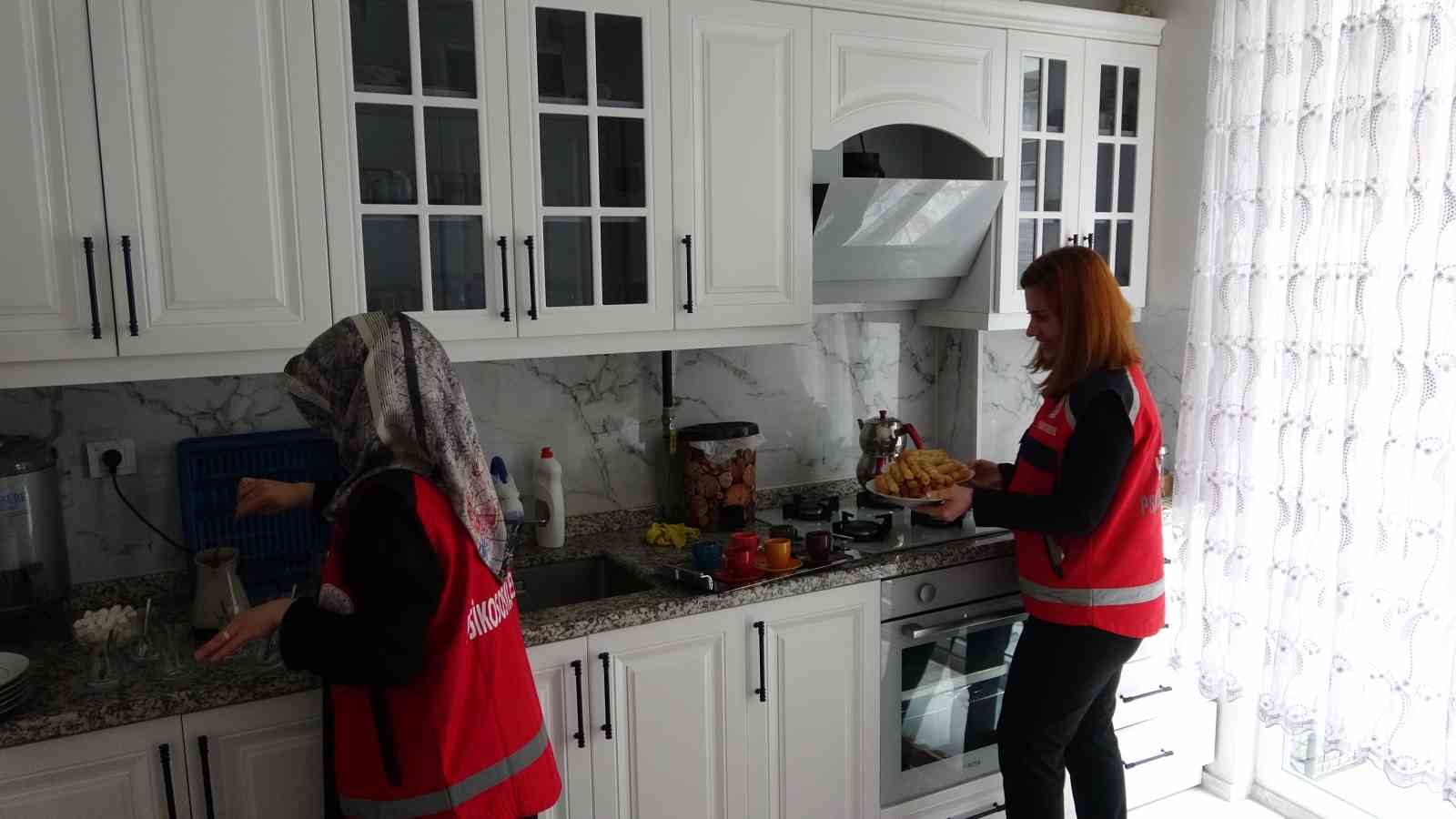 yasli cift cocuklarin getirdigi pasta ile yaslilar haftasini kutladi 2 heMT6YZu