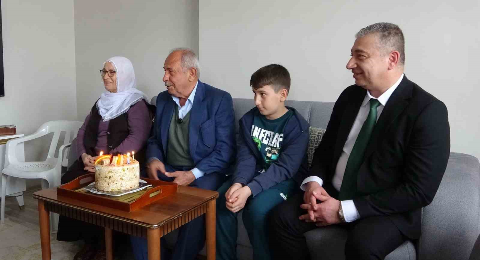 yasli cift cocuklarin getirdigi pasta ile yaslilar haftasini kutladi 3 eWnNWWYi