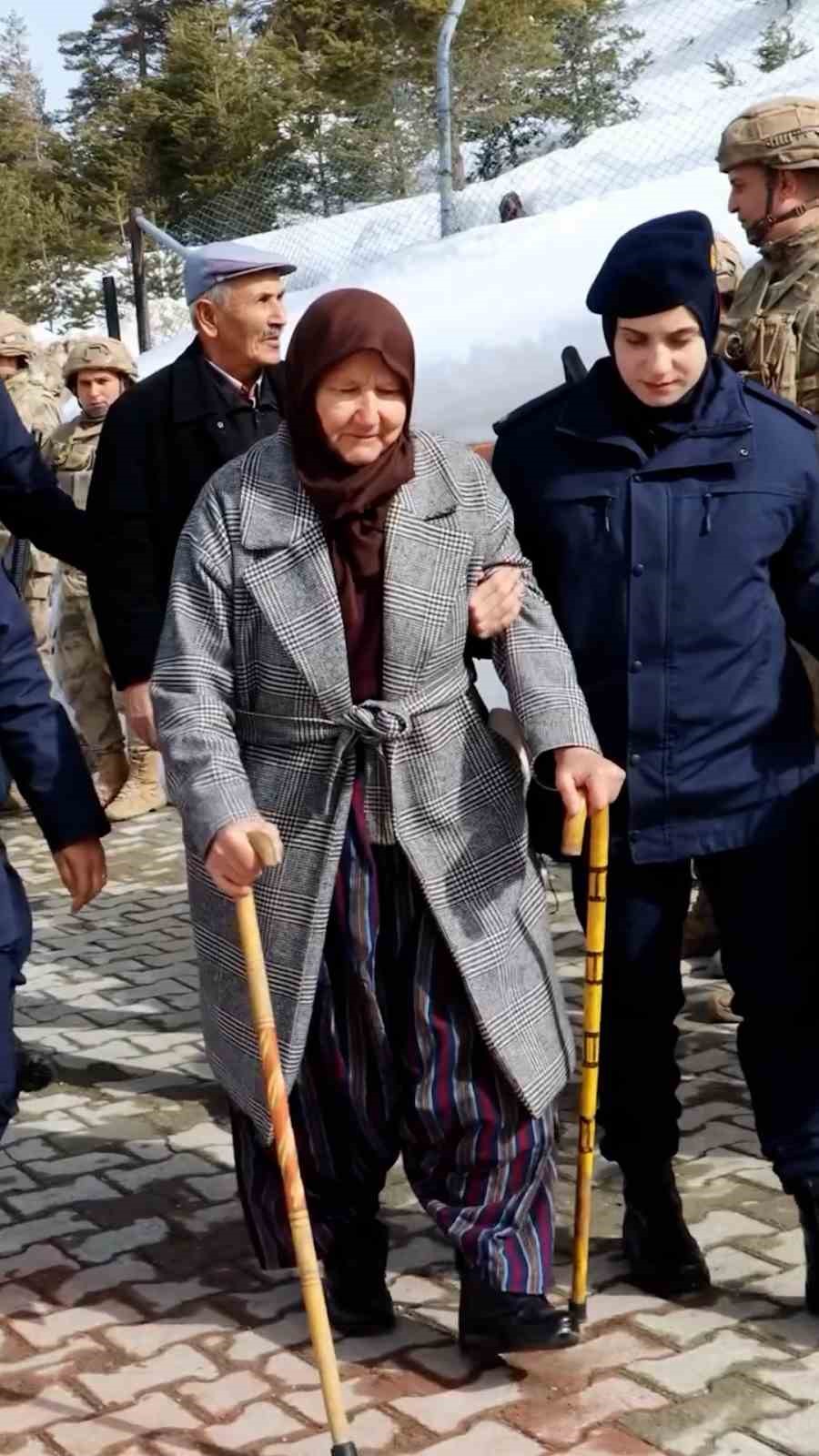 Yaşlı kadın elleriyle ördüğü çorapları iki yıldır Mehmetçiğe gönderiyor 5 yasli kadin elleriyle ordugu coraplari iki yildir mehmetcige gonderiyor 1