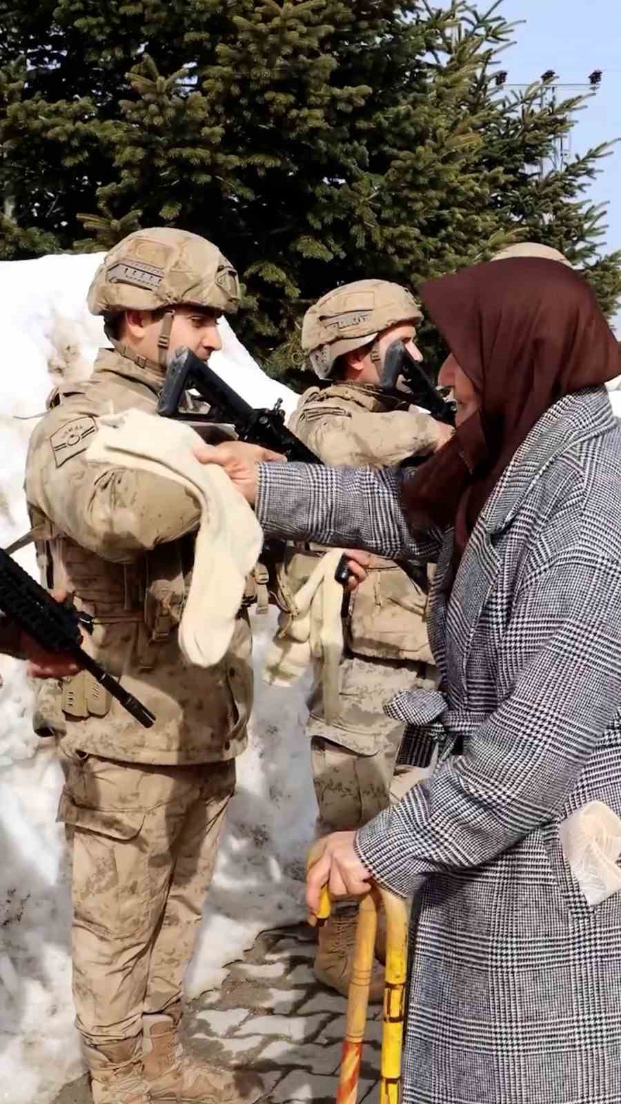 Yaşlı kadın elleriyle ördüğü çorapları iki yıldır Mehmetçiğe gönderiyor 6 yasli kadin elleriyle ordugu coraplari iki yildir mehmetcige gonderiyor 2 7ABvWwWS