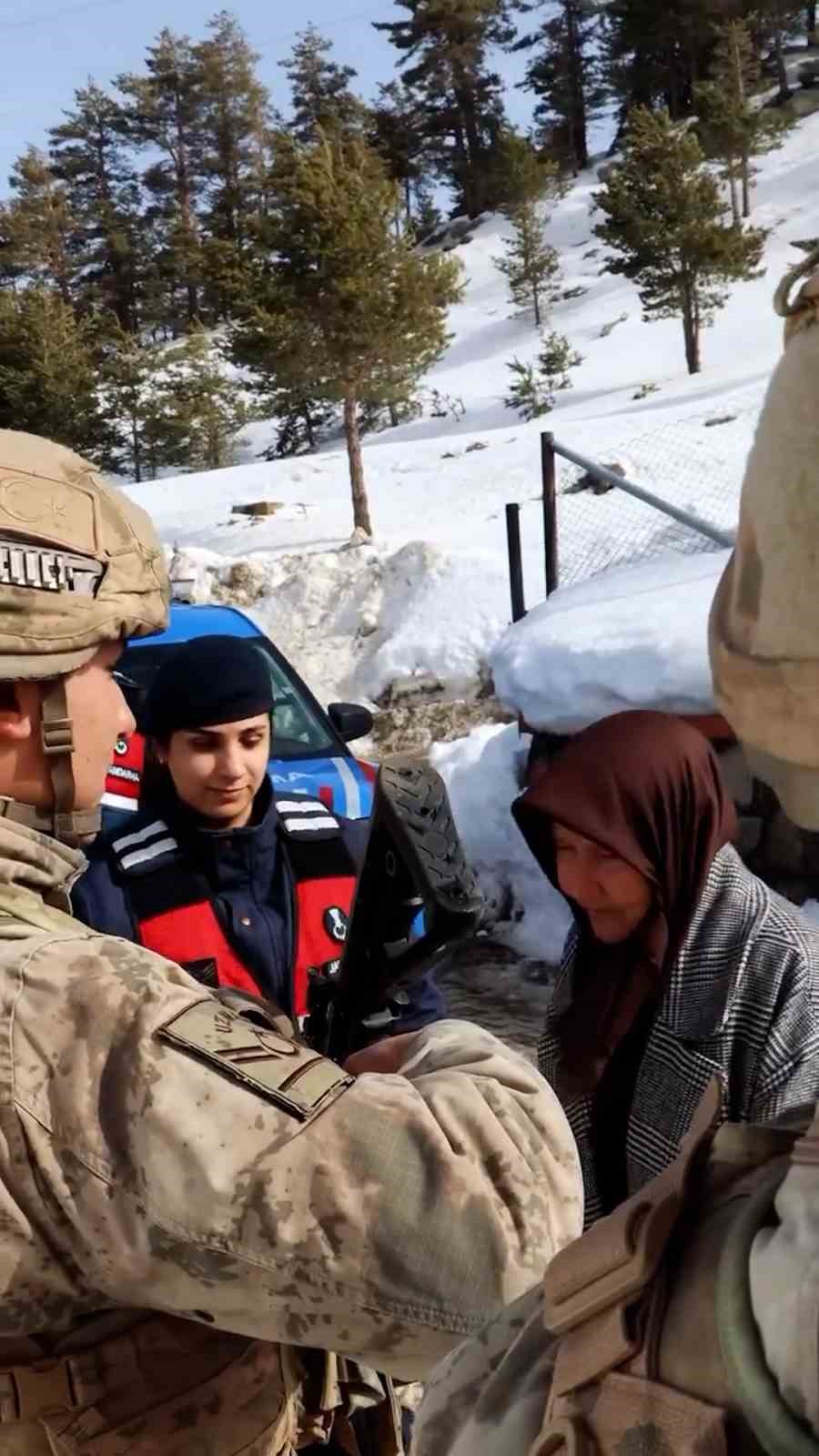 Yaşlı kadın elleriyle ördüğü çorapları iki yıldır Mehmetçiğe gönderiyor 7 yasli kadin elleriyle ordugu coraplari iki yildir mehmetcige gonderiyor 3 Xy1wCN5g