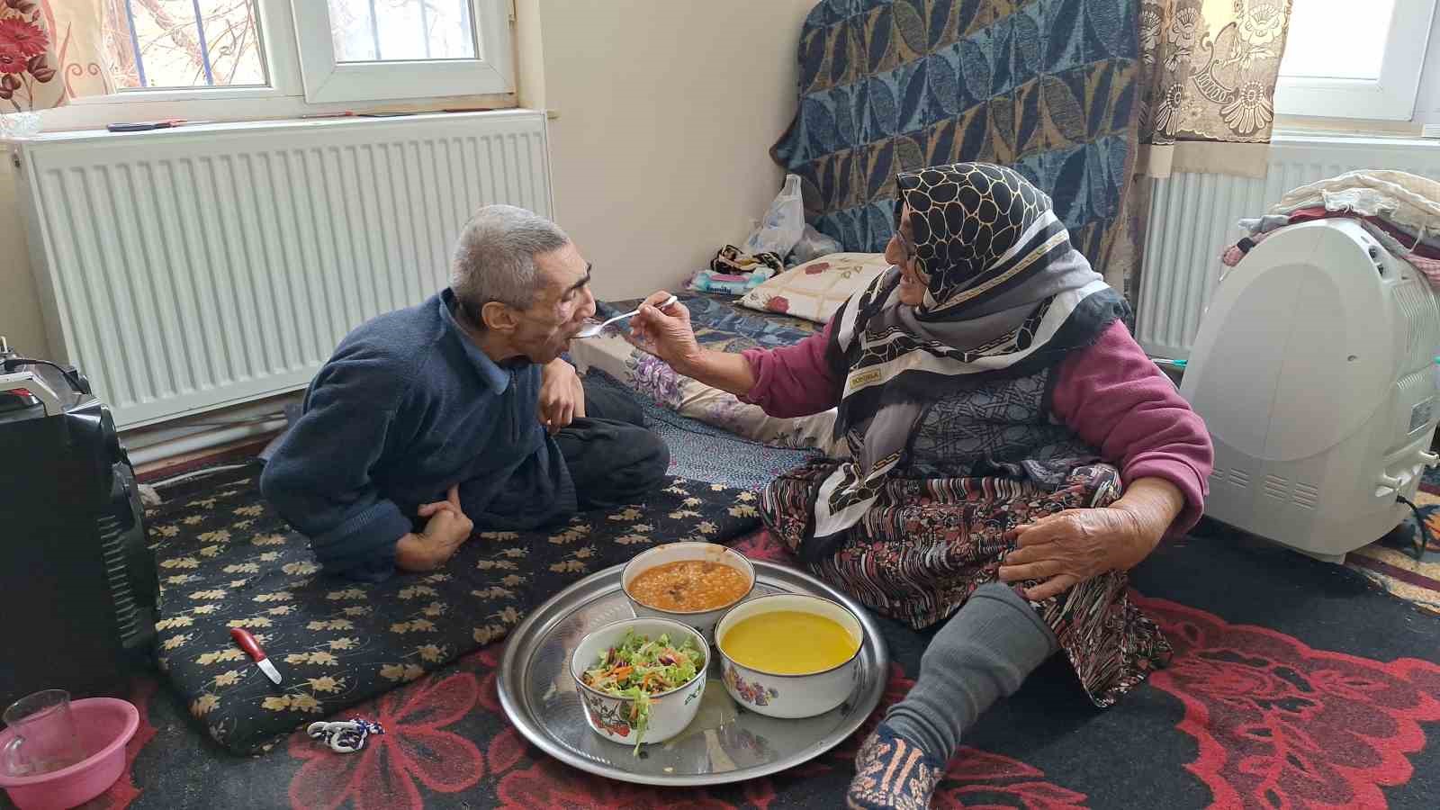 yasli kadin engelli ogluna 61 yildir bebek gibi bakiyor azmiyle ornek oluyor 0 BlWGElJT